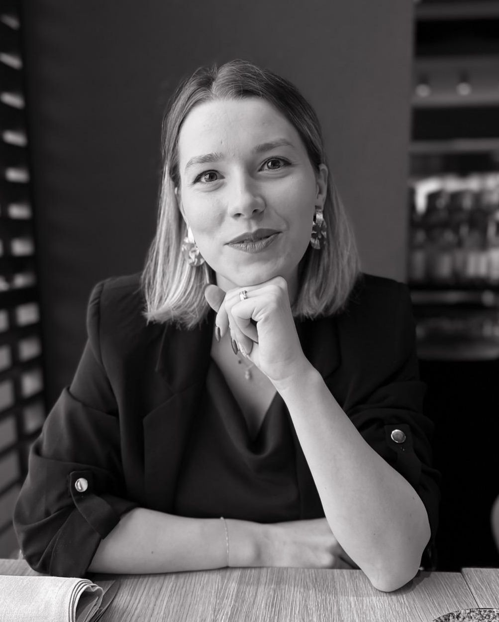 Nicoleta Știrbu — Broker Credite și Asigurări